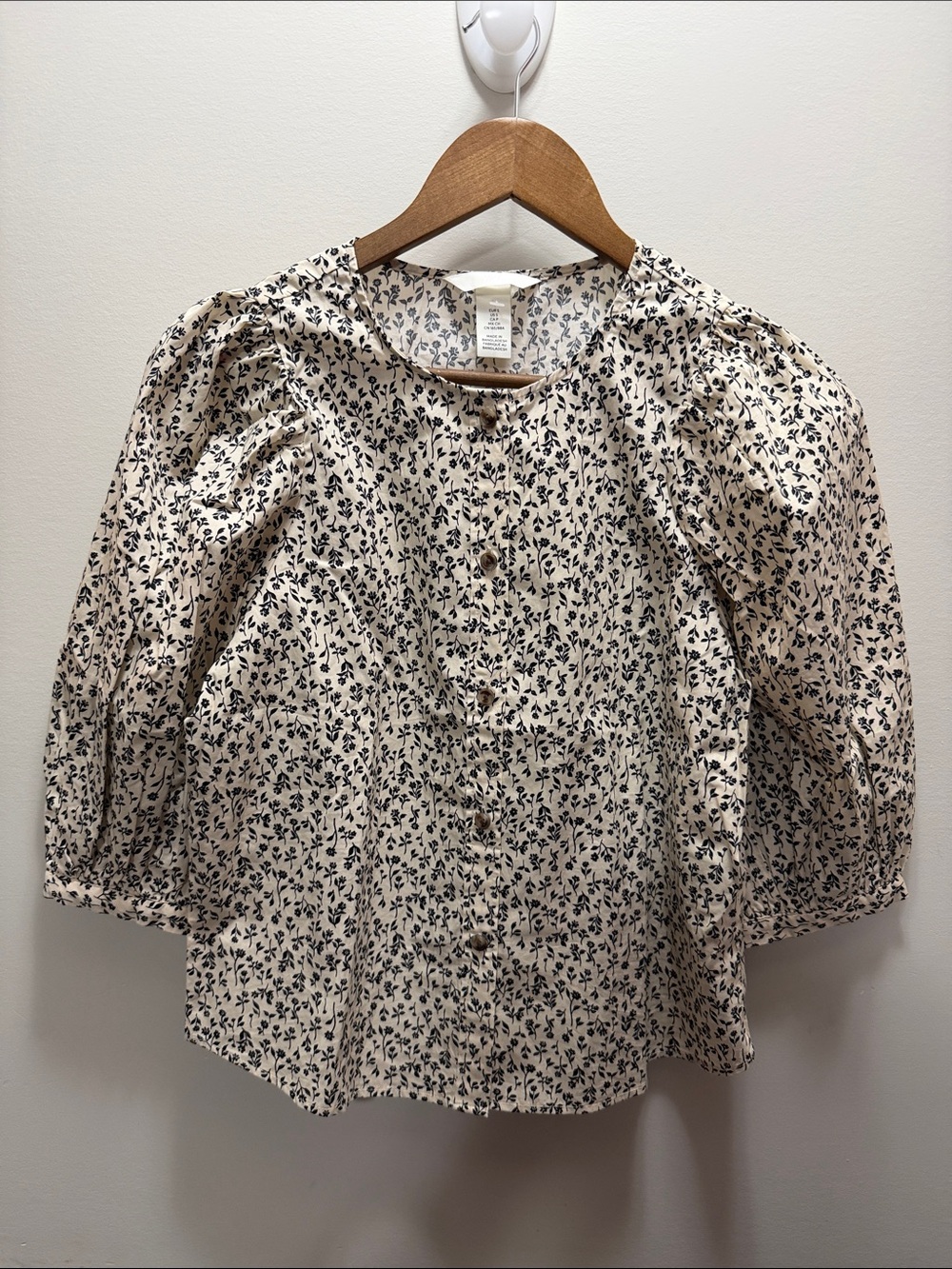 H&M Women's Cream Floral Puff-Sleeve Button Front Top
